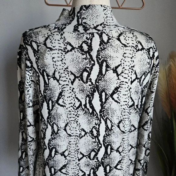 Revolve 525 America, New White Black Python Animal Print Mock Sweater Size XL - Picture 8 of 13